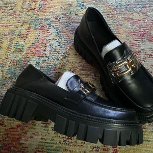 NWT Lattelier leather loafers with chain